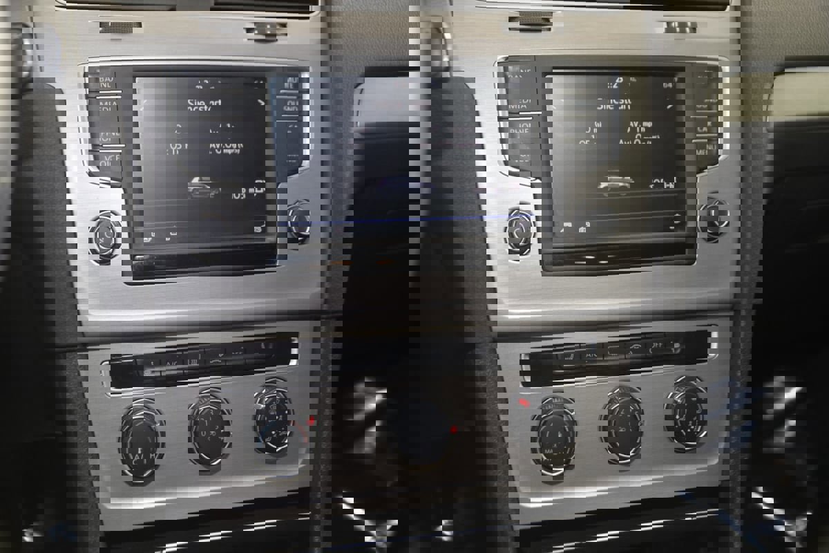 Used 2017 Volkswagen Golf Wolfsburg Edition image 26