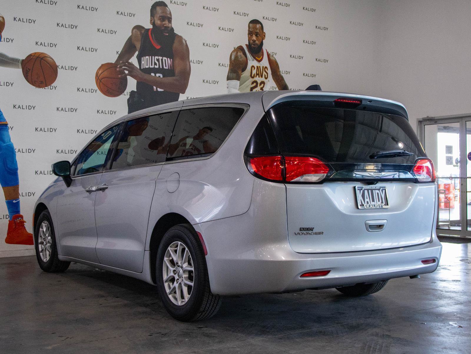 Used 2022 Chrysler Voyager LX FWD image 21
