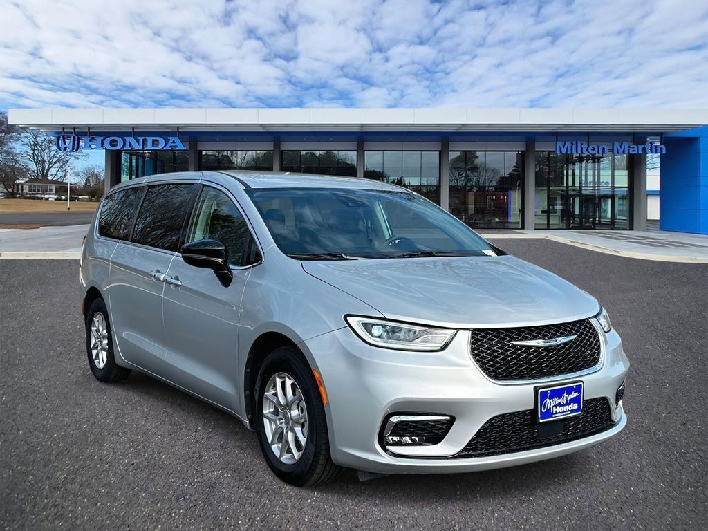 Used 2024 Chrysler Pacifica Touring-L image 1