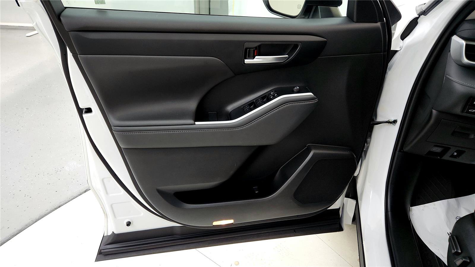 Certified 2024 Toyota Highlander XLE image 24