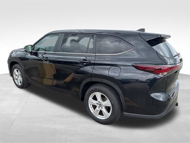 Used 2024 Toyota Highlander LE FWD image 3