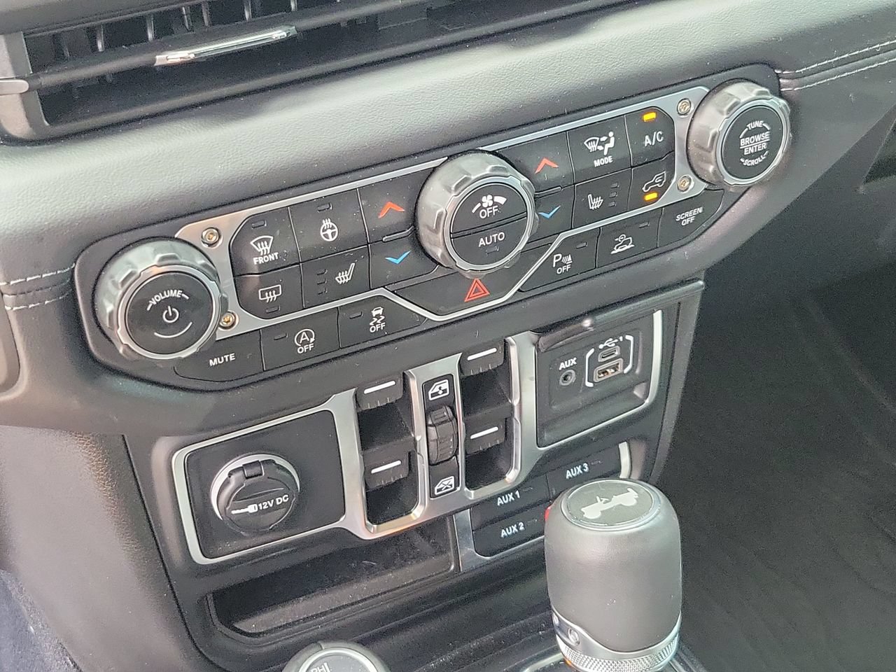 Used 2025 Jeep Wrangler Unlimited Sahara AWD/4WD image 24