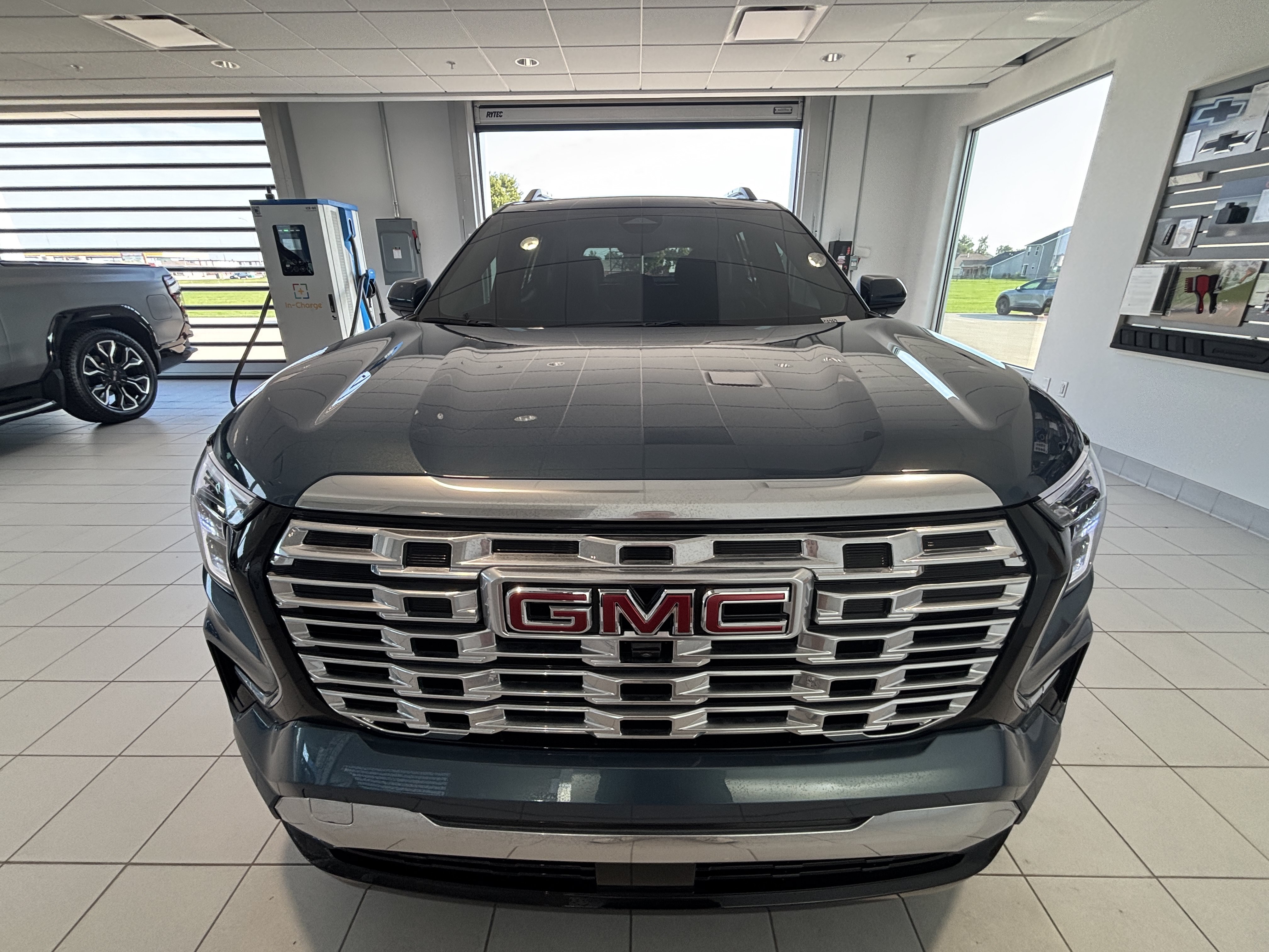 Used 2026 GMC Terrain Denali AWD/4WD image 2