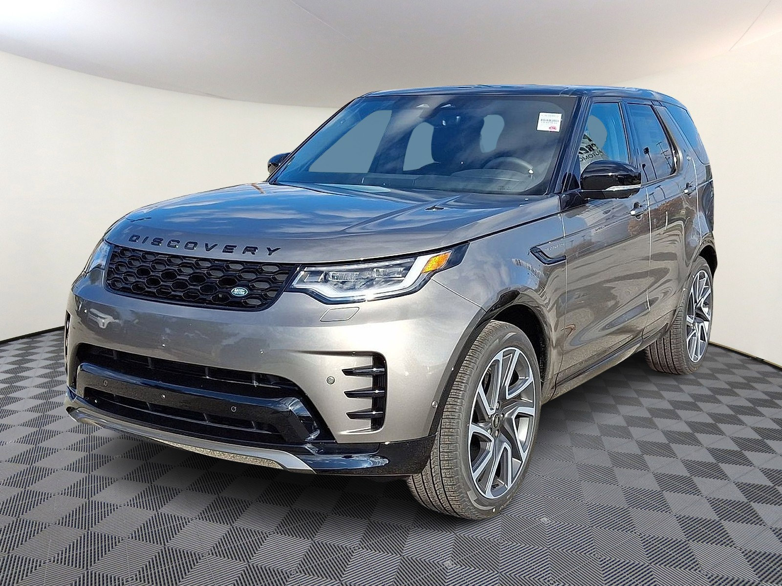 Used 2024 Land Rover Discovery Dynamic SE AWD/4WD image 1