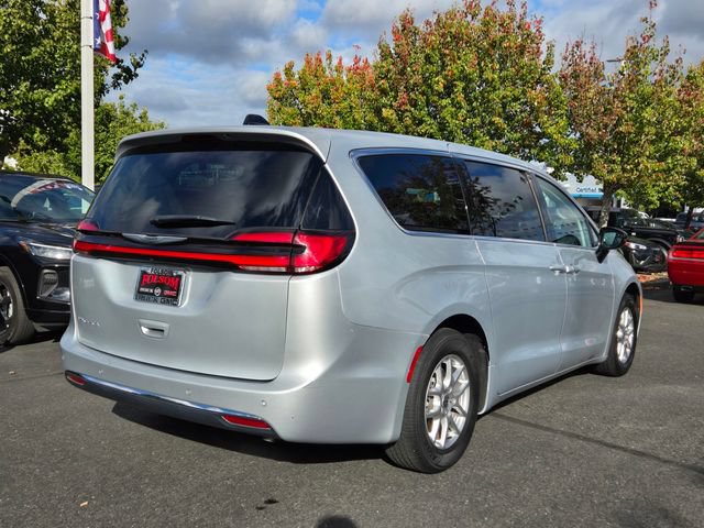 Used 2024 Chrysler Pacifica Touring-L FWD image 4