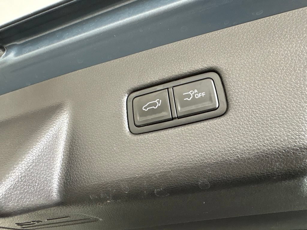 Used 2023 Kia Carnival EX FWD image 22
