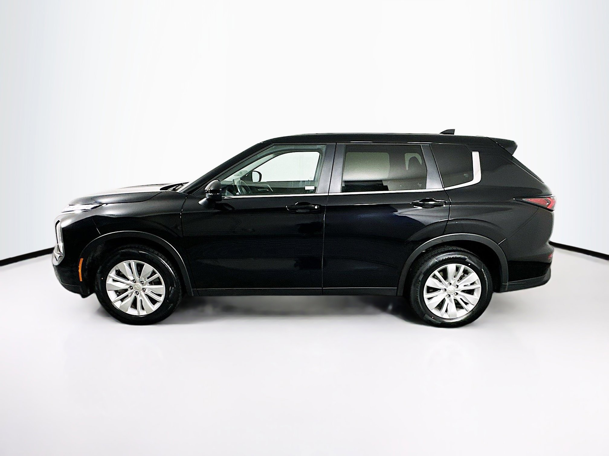 Used 2025 Mitsubishi Outlander ES image 4
