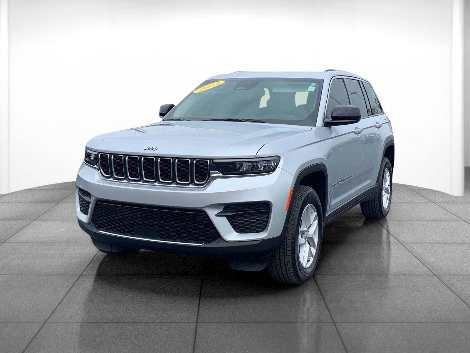 Used 2023 Jeep Grand Cherokee Laredo X image 3