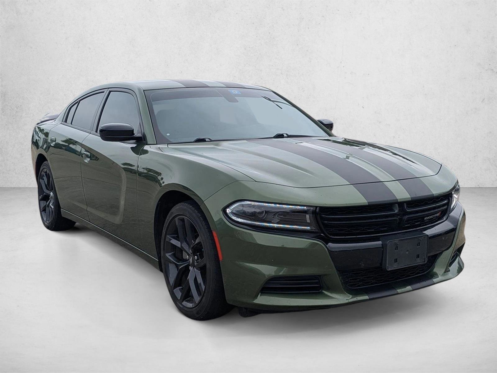Used 2022 Dodge Charger SXT w/ Blacktop Package RWD image 3