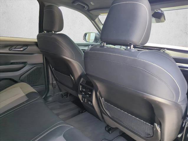 Used 2025 Jeep Grand Cherokee Laredo w/ Luxury Tech Group I RWD image 23