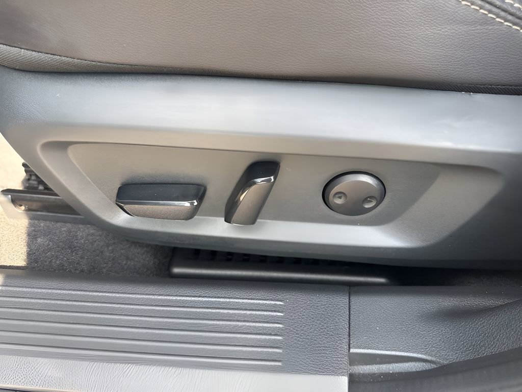 Used 2023 Nissan Rogue SL w/ SL Premium Package image 10