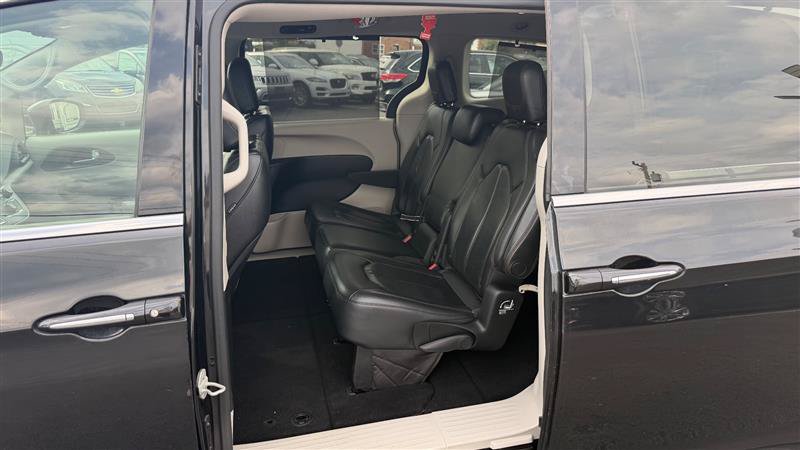 Used 2018 Chrysler Pacifica Touring-L FWD image 39