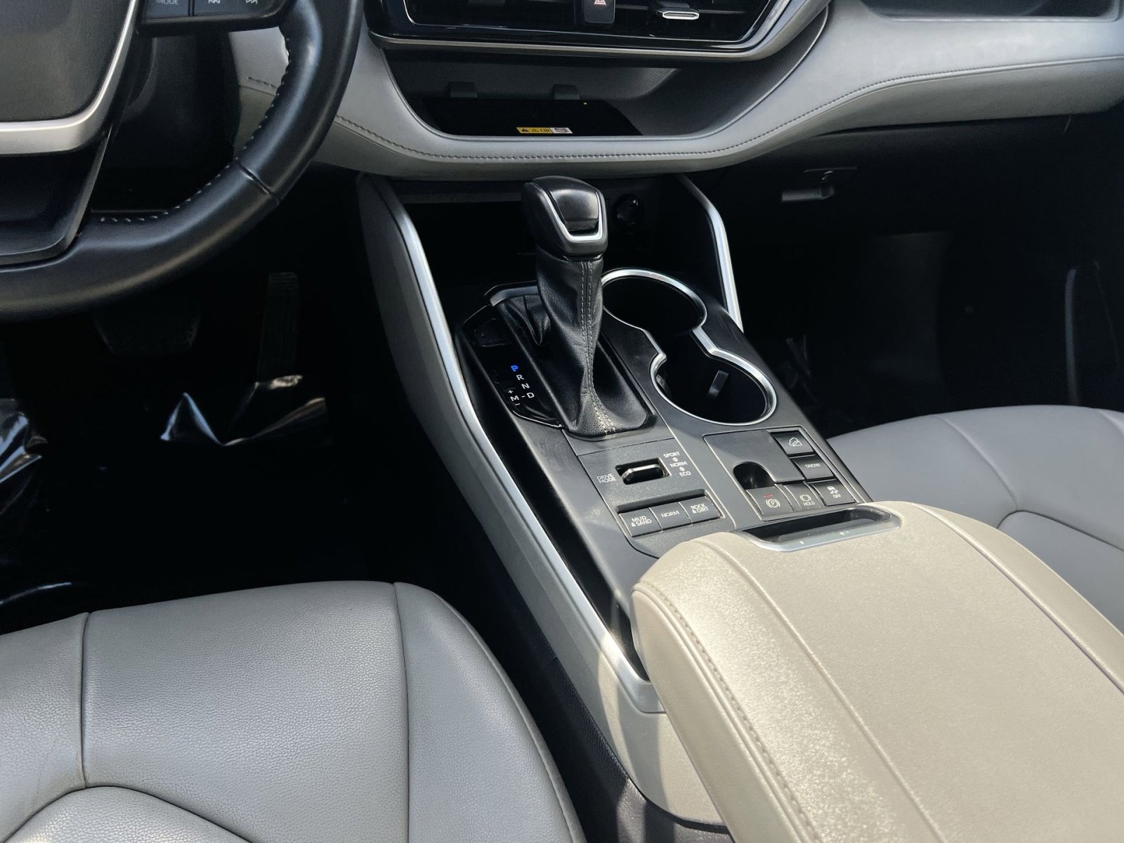 Used 2023 Toyota Highlander XLE AWD/4WD image 39