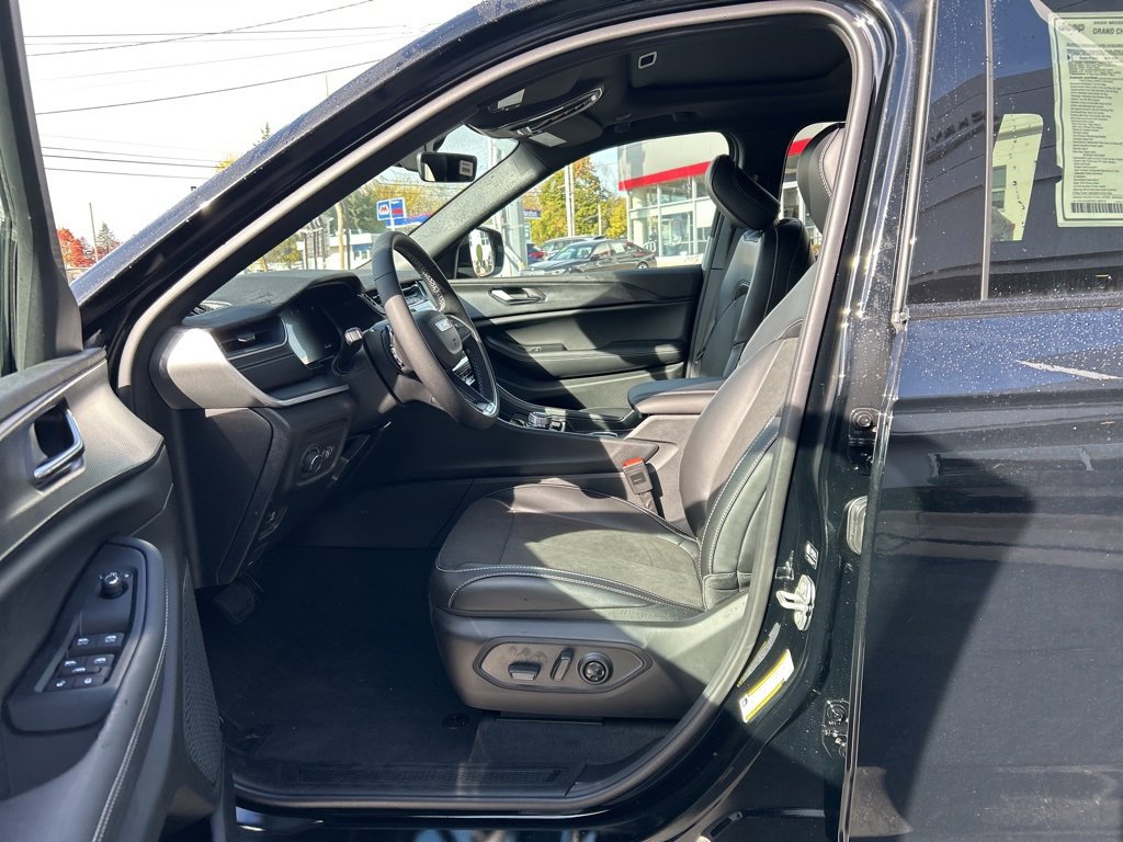 New 2025 Jeep Grand Cherokee image 9