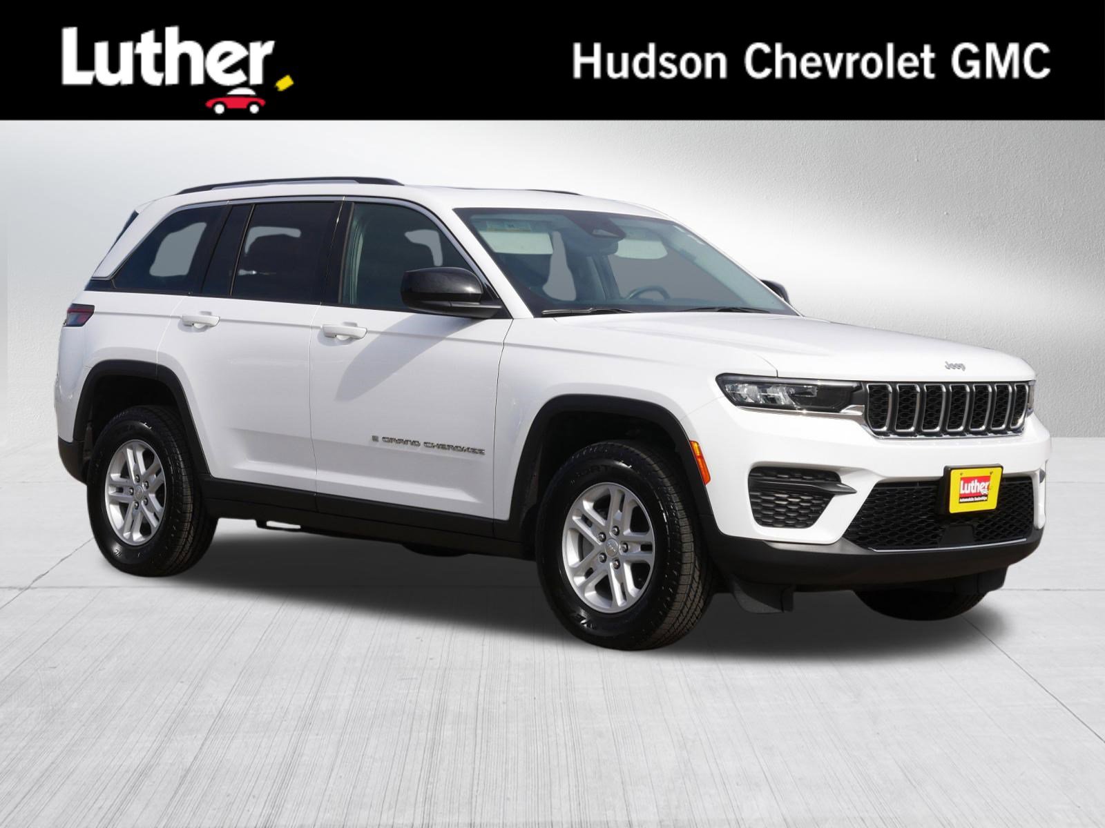 Used 2023 Jeep Grand Cherokee Laredo image 1