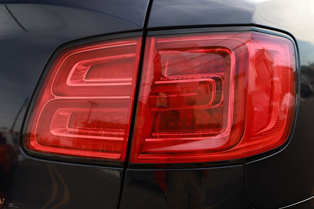 Used 2020 Bentley Bentayga Design Series image 52