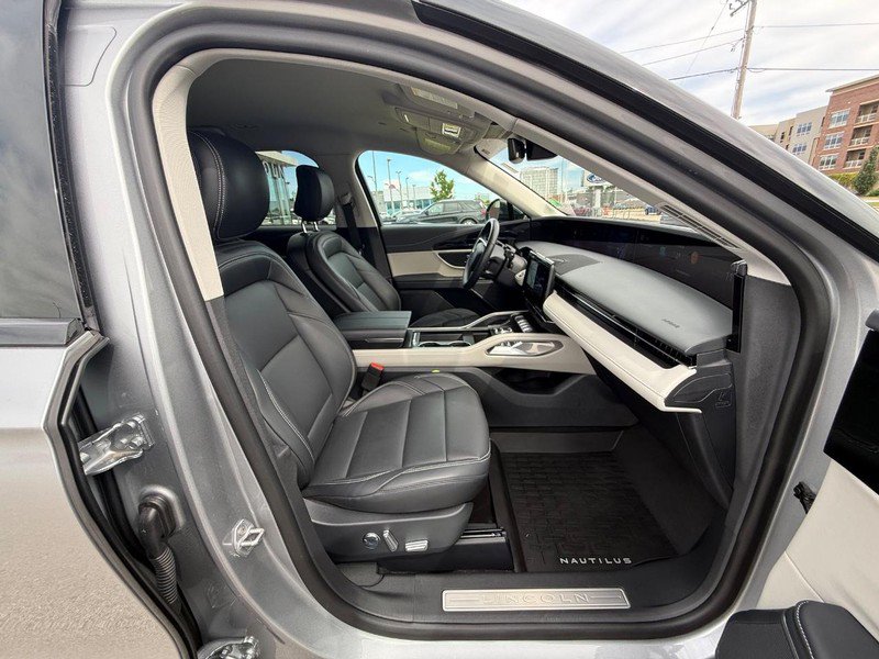 Certified 2025 Lincoln Nautilus Premier AWD/4WD image 13