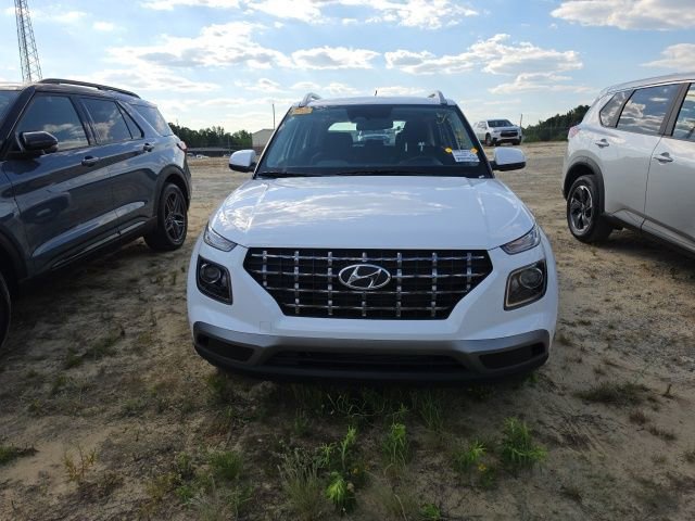 Used 2025 Hyundai Venue SEL FWD image 2