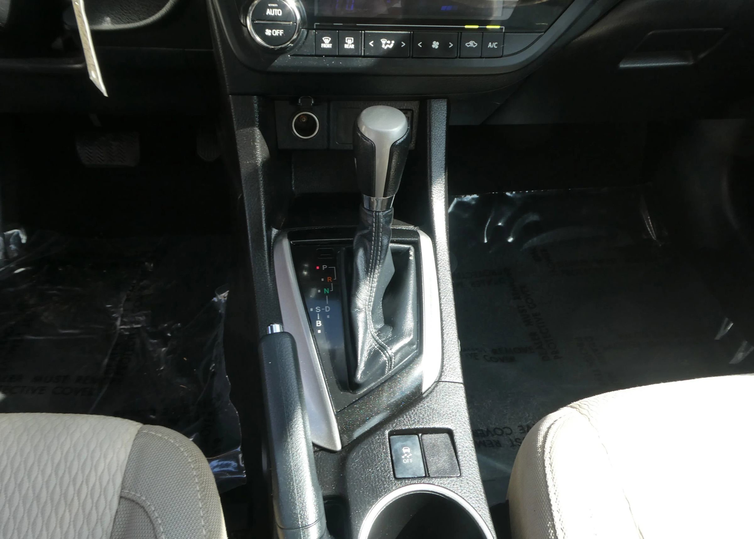 Used 2015 Toyota Corolla LE FWD image 21