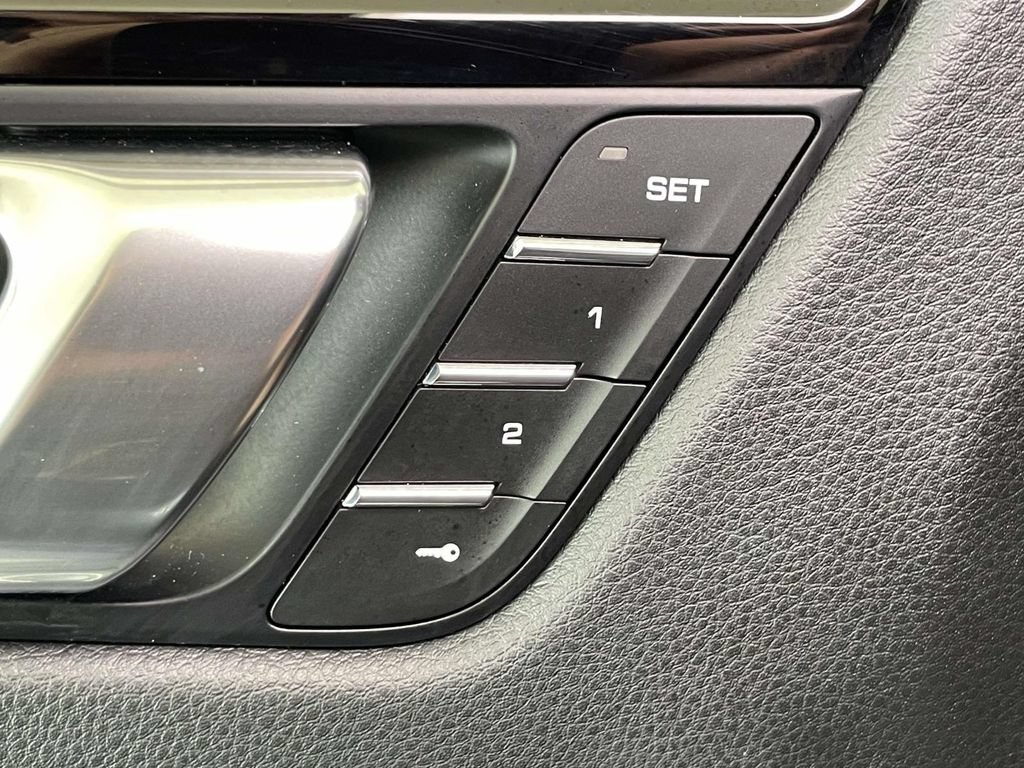 Certified 2023 Porsche Macan AWD/4WD image 37