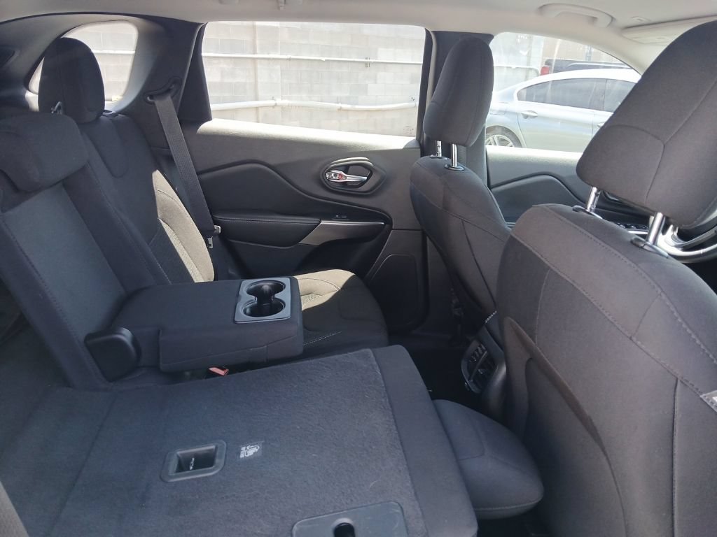 Used 2019 Jeep Cherokee Latitude w/ Popular Appearance Group AWD/4WD image 10