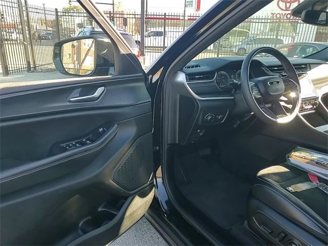 Used 2023 Jeep Grand Cherokee Altitude image 9