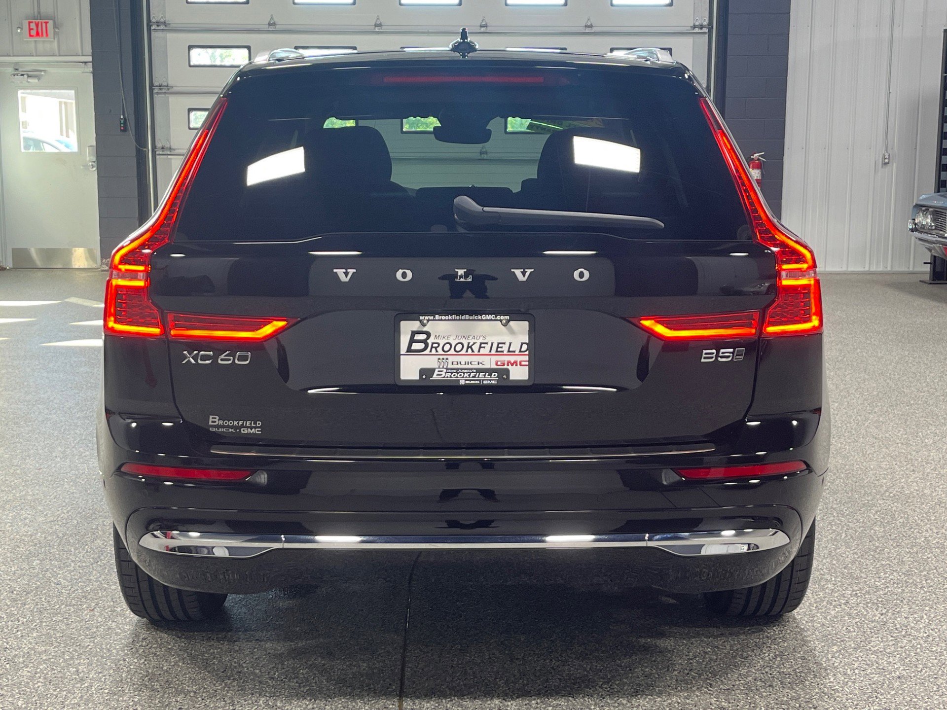 Used 2022 Volvo XC60 B5 Inscription image 4