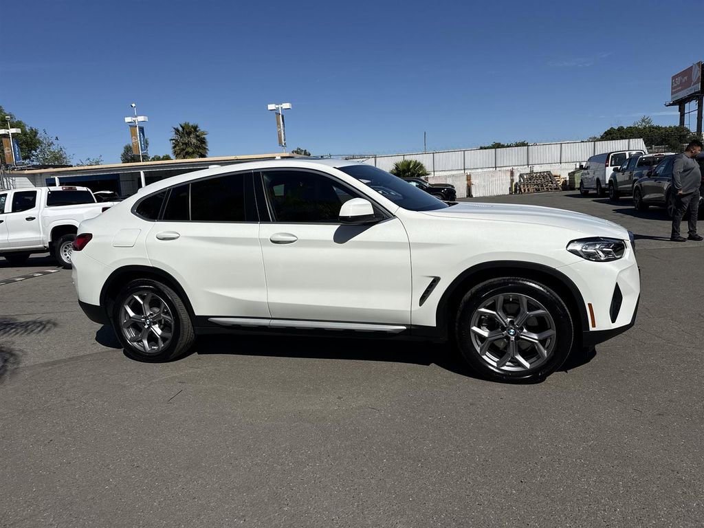 Used 2025 BMW X4 xDrive30i AWD/4WD image 2
