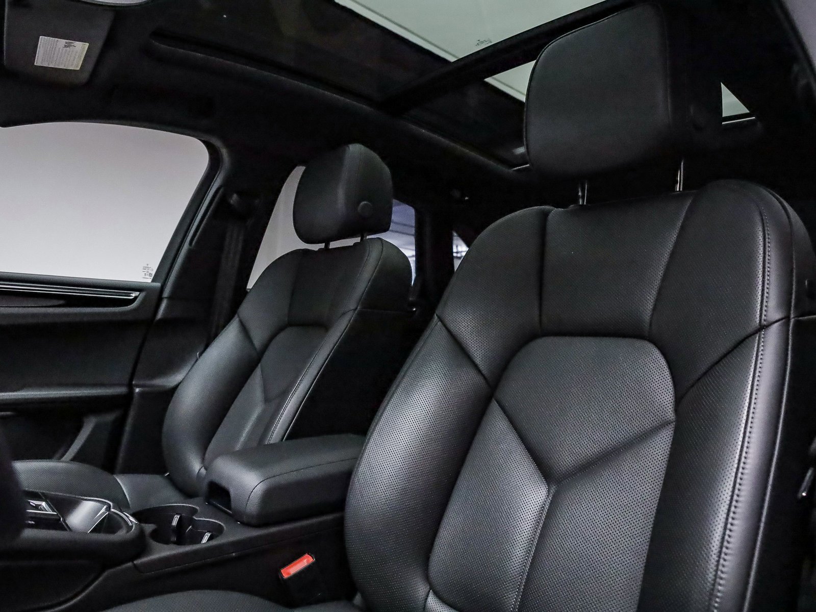 Certified 2025 Porsche Macan image 5