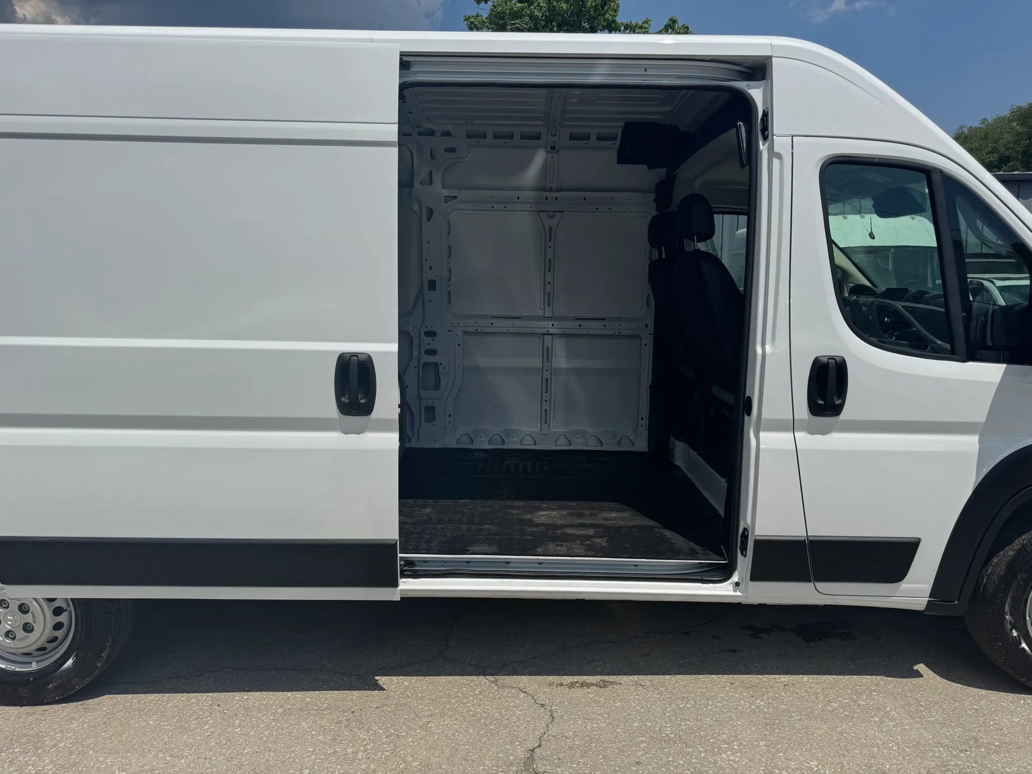 Used 2026 RAM ProMaster 2500 w/ Convenience Group FWD image 32