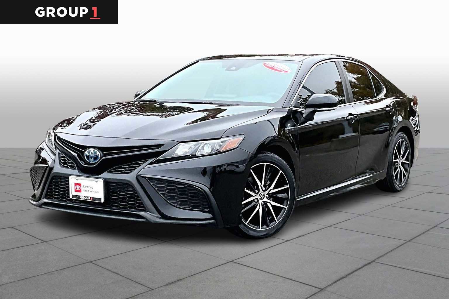 Certified 2022 Toyota Camry SE image 1