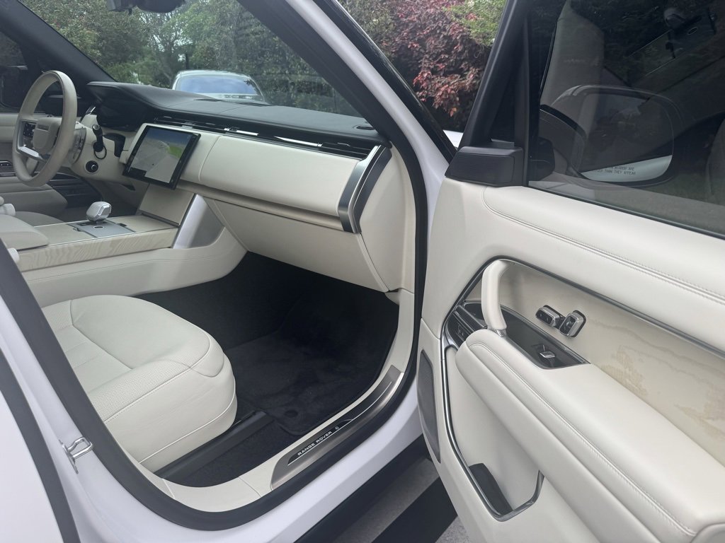 Used 2025 Land Rover Range Rover SV image 25
