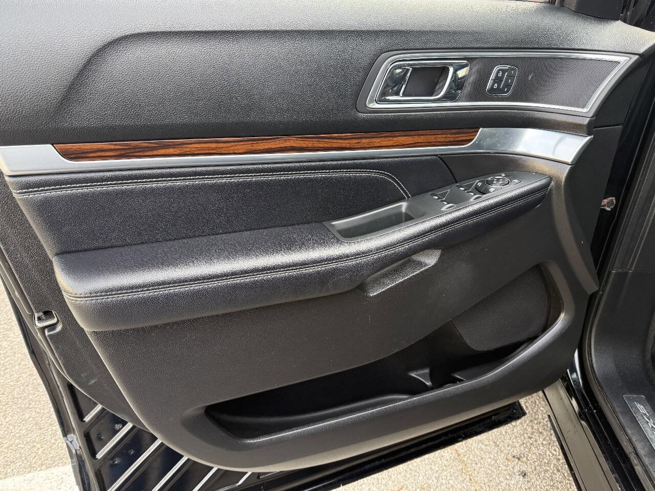 Used 2017 Ford Explorer Limited w/ Equipment Group 301A image 28