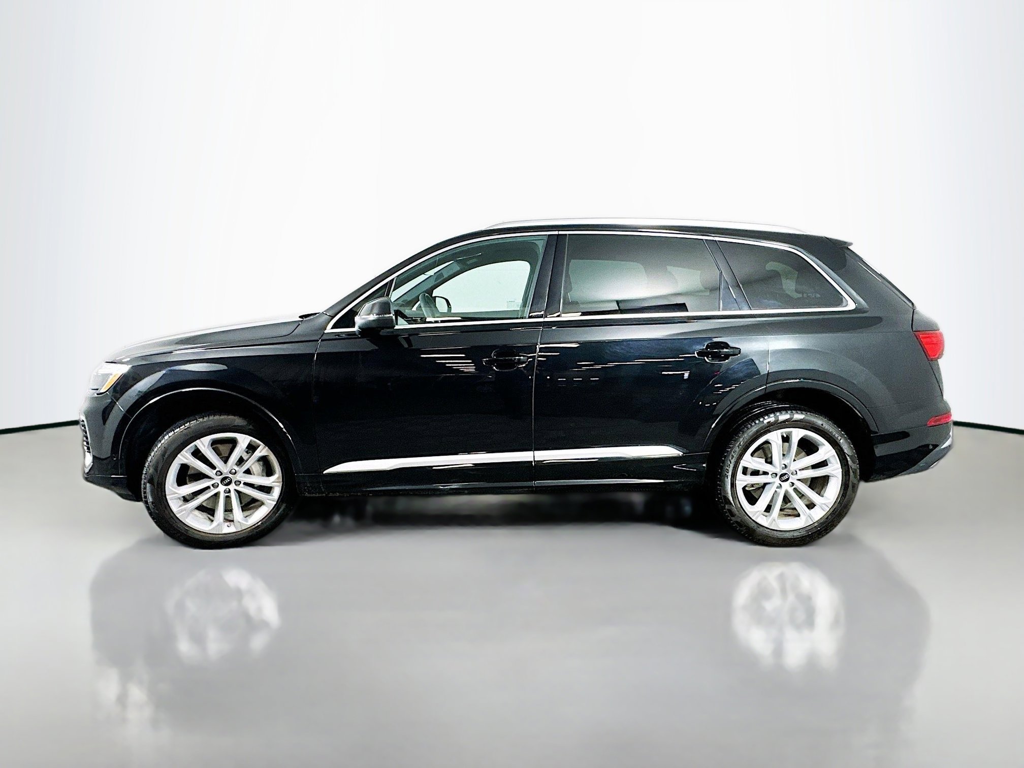 Certified 2025 Audi Q7 3.0T Premium Plus image 4