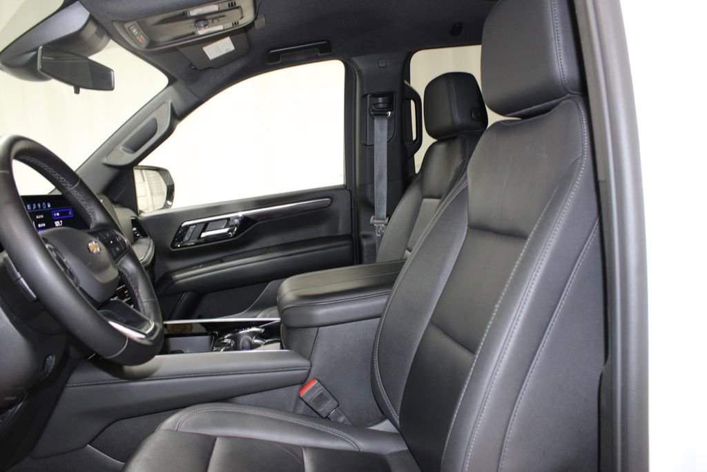 Used 2025 Chevrolet Suburban LT image 17
