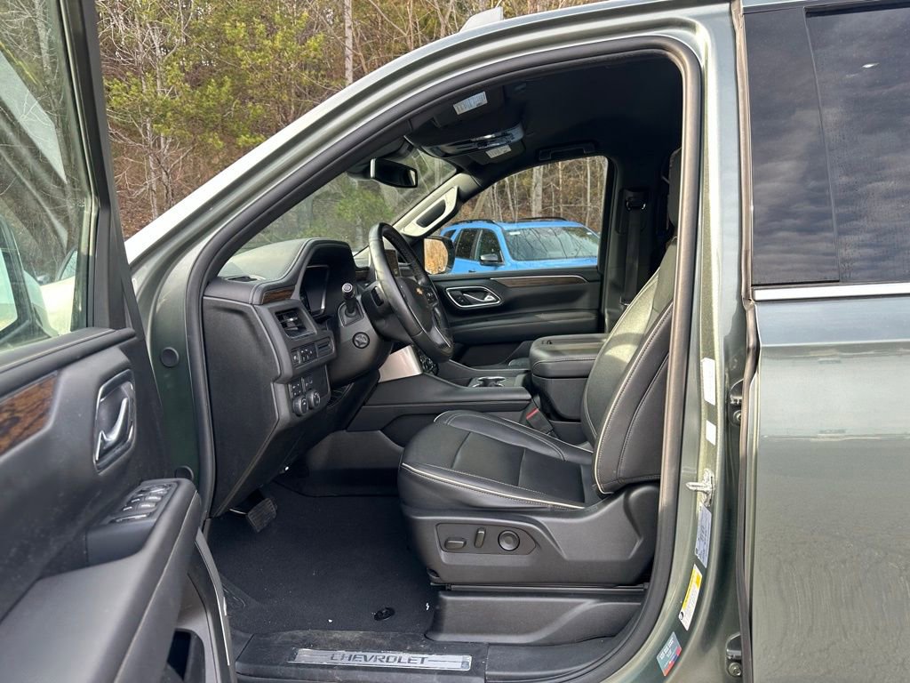 Used 2023 Chevrolet Suburban Premier image 2