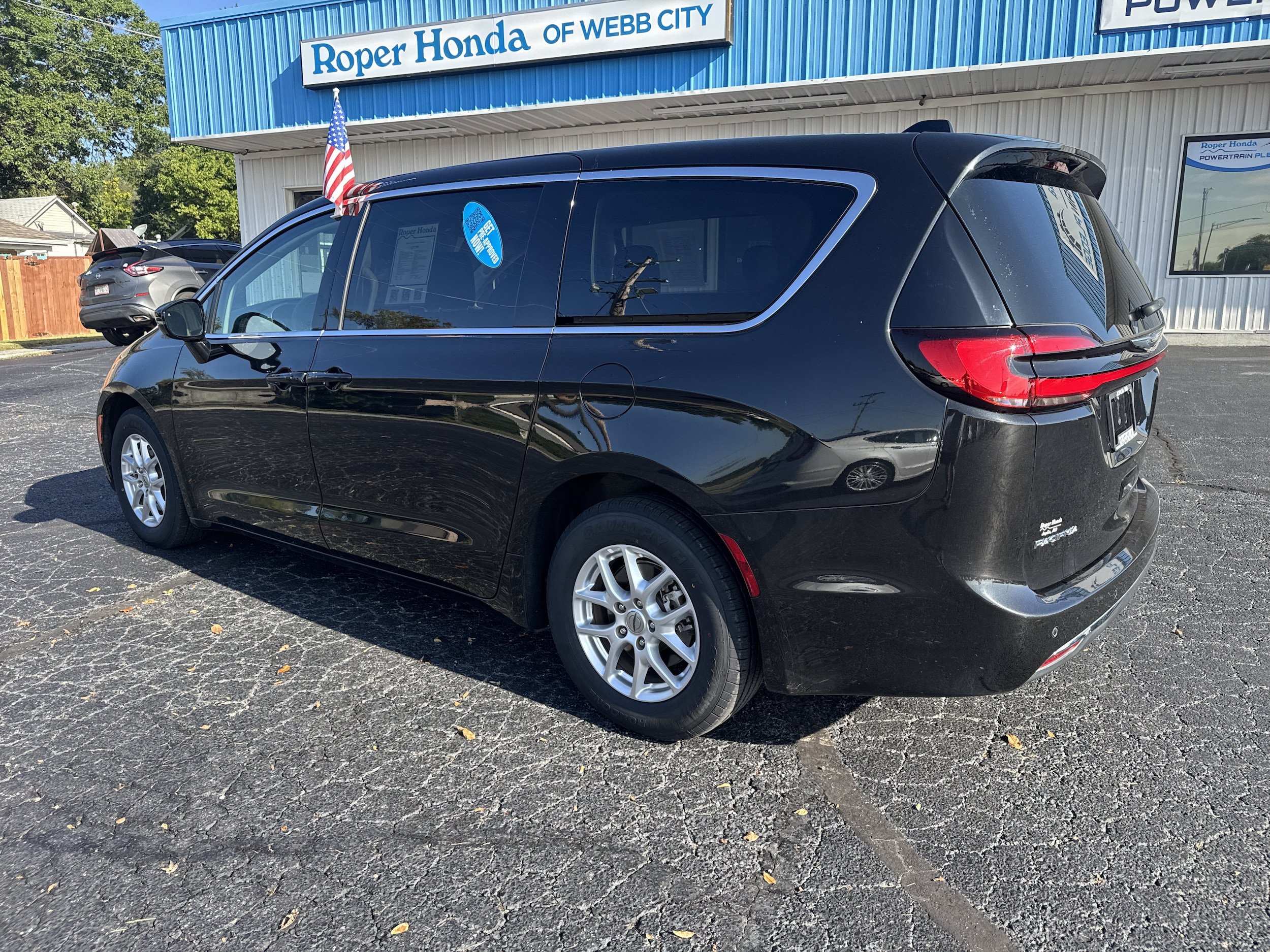 Used 2024 Chrysler Pacifica Touring-L FWD image 7