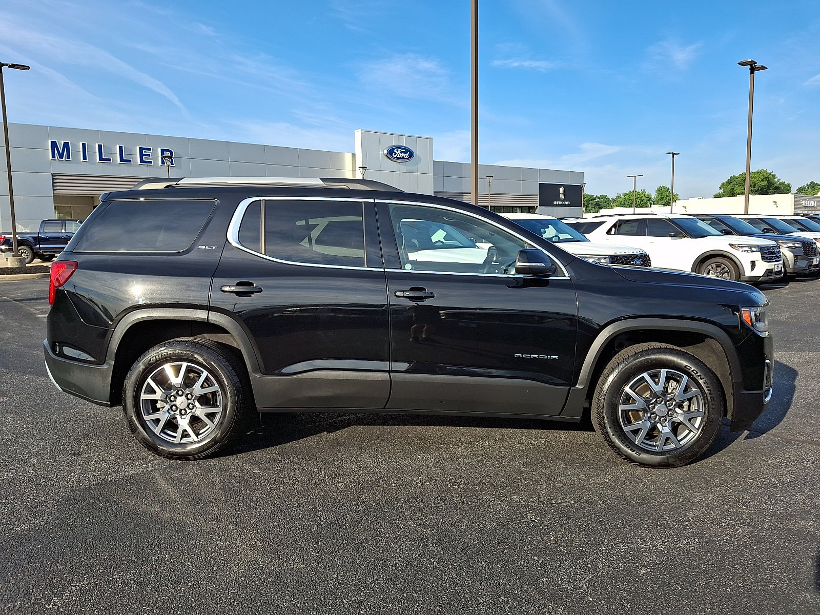 Used 2023 GMC Acadia SLT w/ LPO, Floor Liner Package FWD image 7