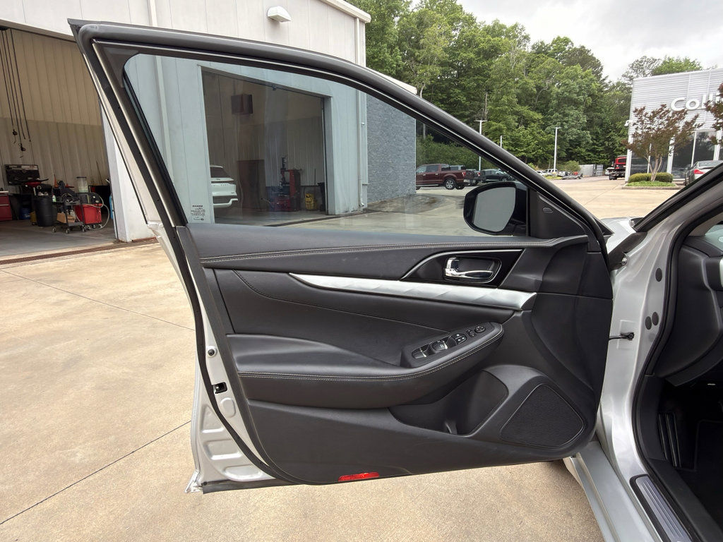 Used 2019 Nissan Maxima 3.5 SV w/ Floor Mat Group FWD image 9