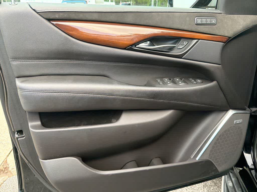 Used 2020 Cadillac Escalade Luxury AWD/4WD image 11