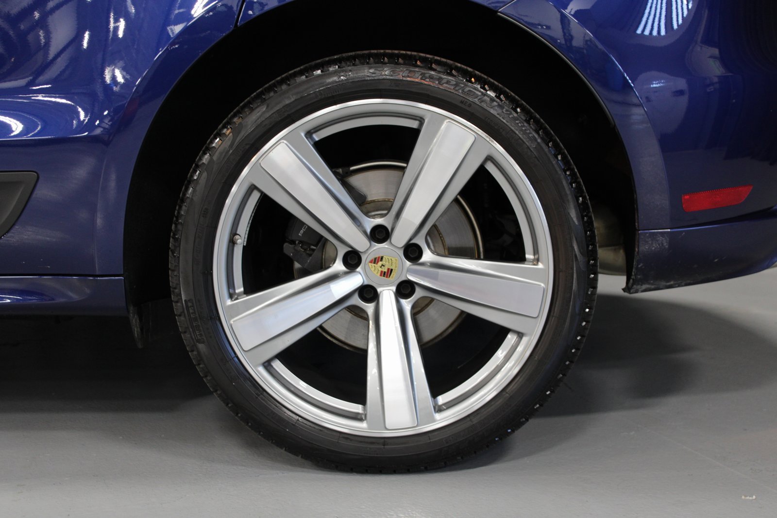 Certified 2025 Porsche Macan image 12