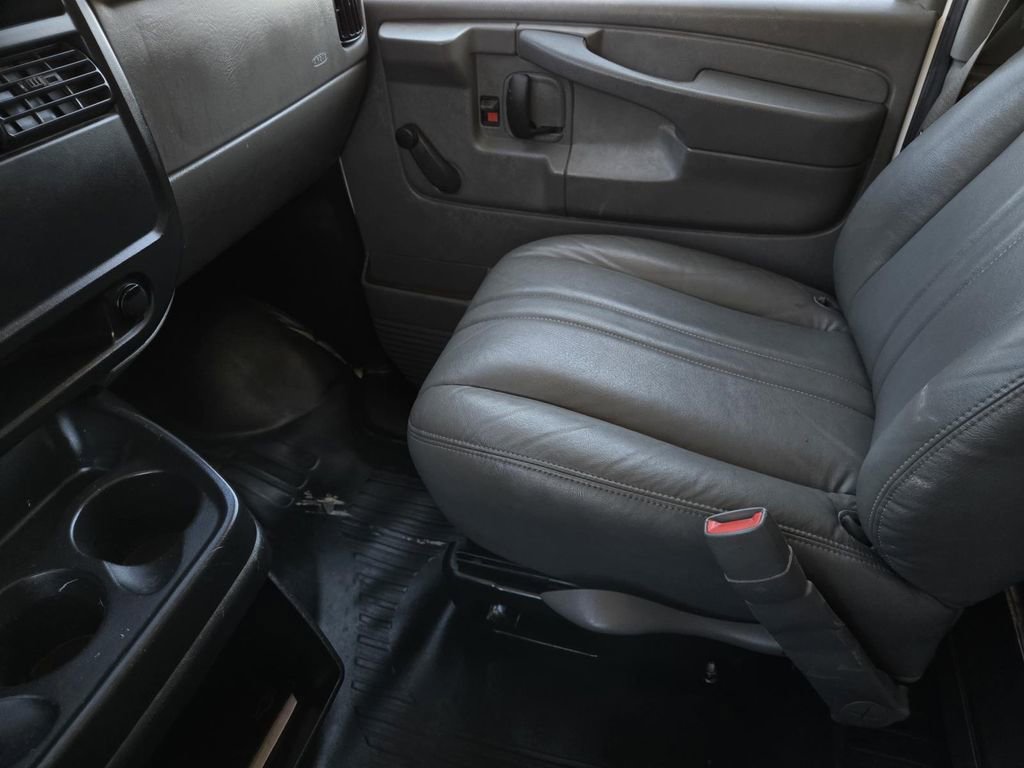 Used 2006 Chevrolet Express 3500 image 21