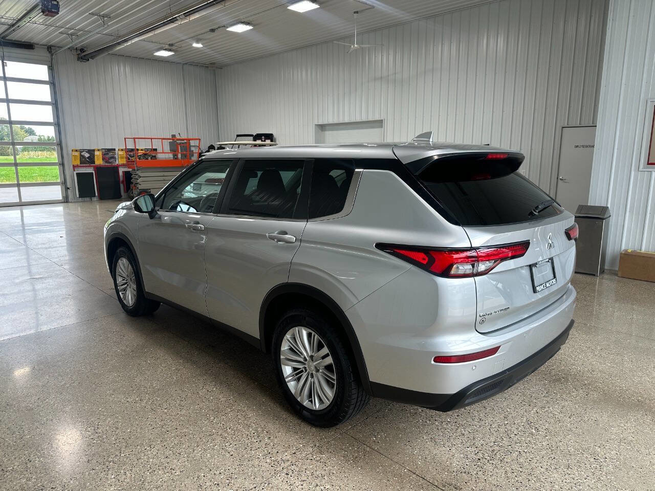Used 2023 Mitsubishi Outlander ES image 8