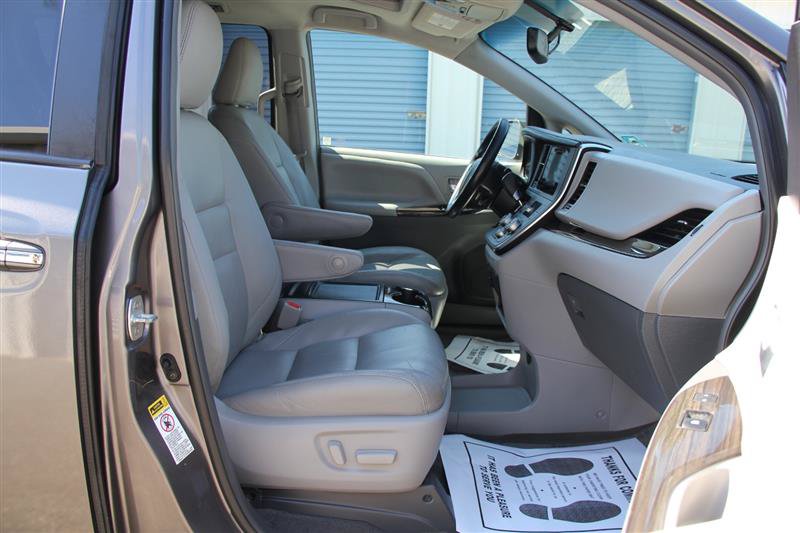Used 2016 Toyota Sienna XLE w/ XLE Navigation Package FWD image 18