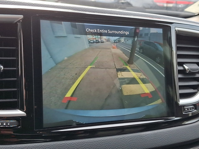 Used 2023 Chrysler Pacifica Touring-L image 18