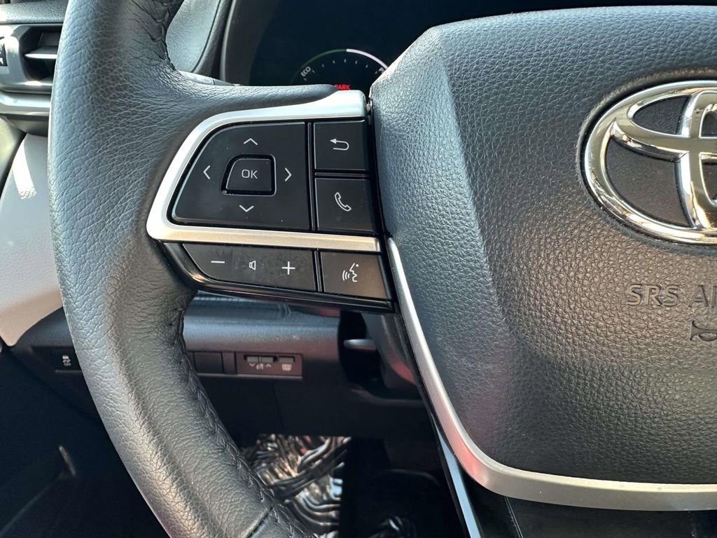 Used 2025 Toyota Sienna XLE image 16