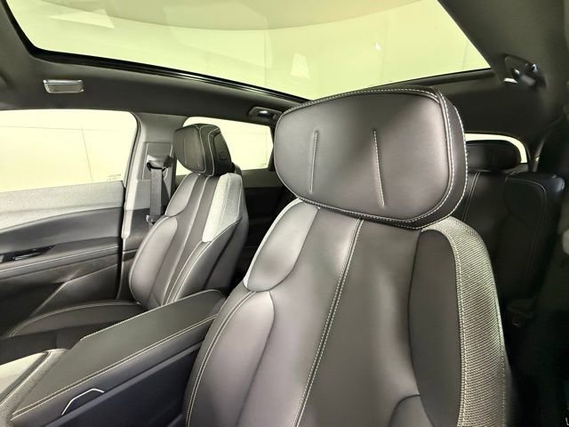 Used 2025 Cadillac Optiq Luxury 1 image 12