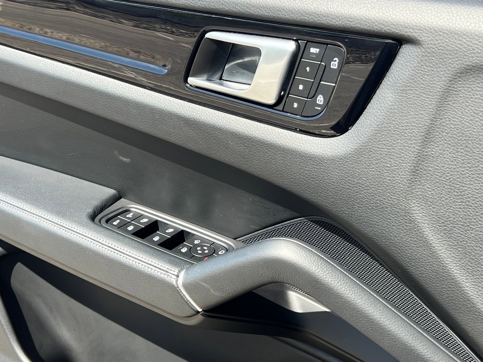 Certified 2023 Porsche Cayenne AWD/4WD image 31