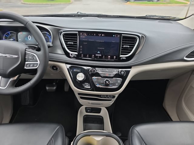 Used 2024 Chrysler Pacifica Limited FWD image 15