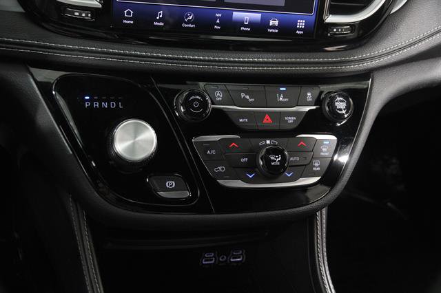 Used 2025 Chrysler Pacifica Limited image 15